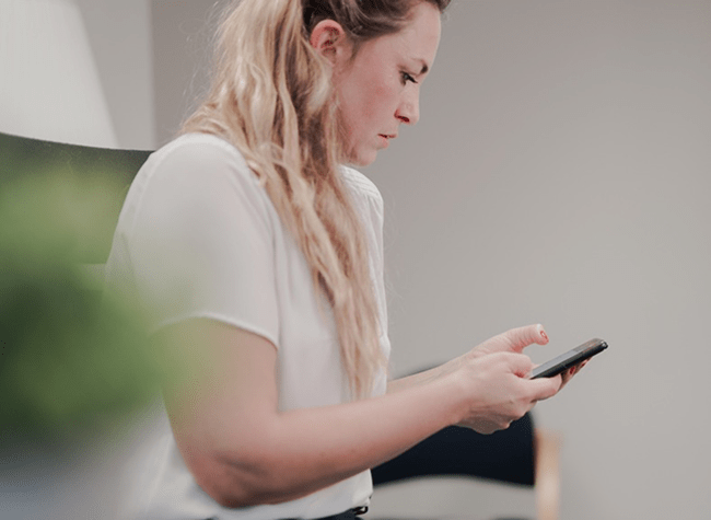 Bekymret kvinne som bruker telefonen sin